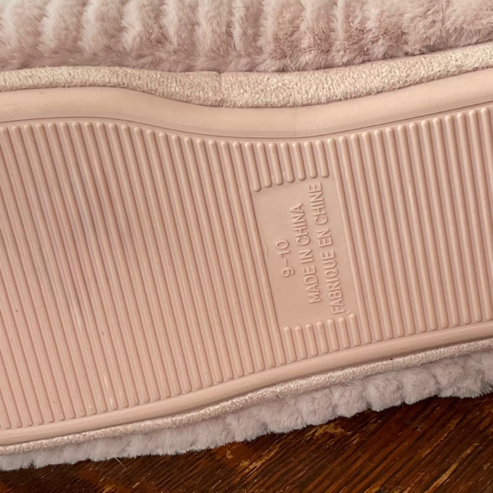SLIPPERS BY  28FURRYW22..  size 9-10  NEW NO TAGS - Picture 3 of 4